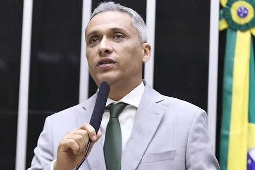 Justiça condena Gustavo Gayer a pagar R$ 20 mil por postagem sobre facada em Bolsonaro