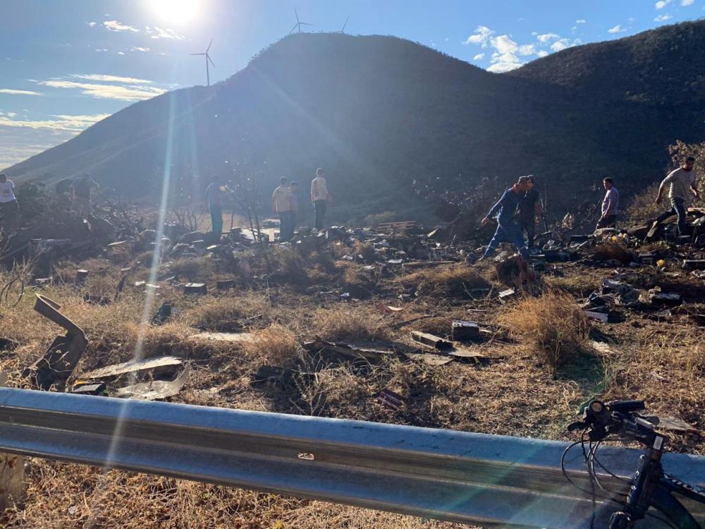 Motorista fica ferido após caminhão carregado com baterias tombar na BR-030 em Guanambi 