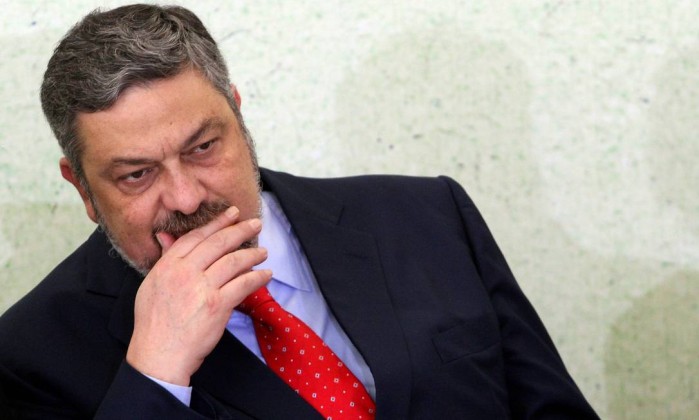 Palocci quer trocar delação contra Lula por prisão domiciliar