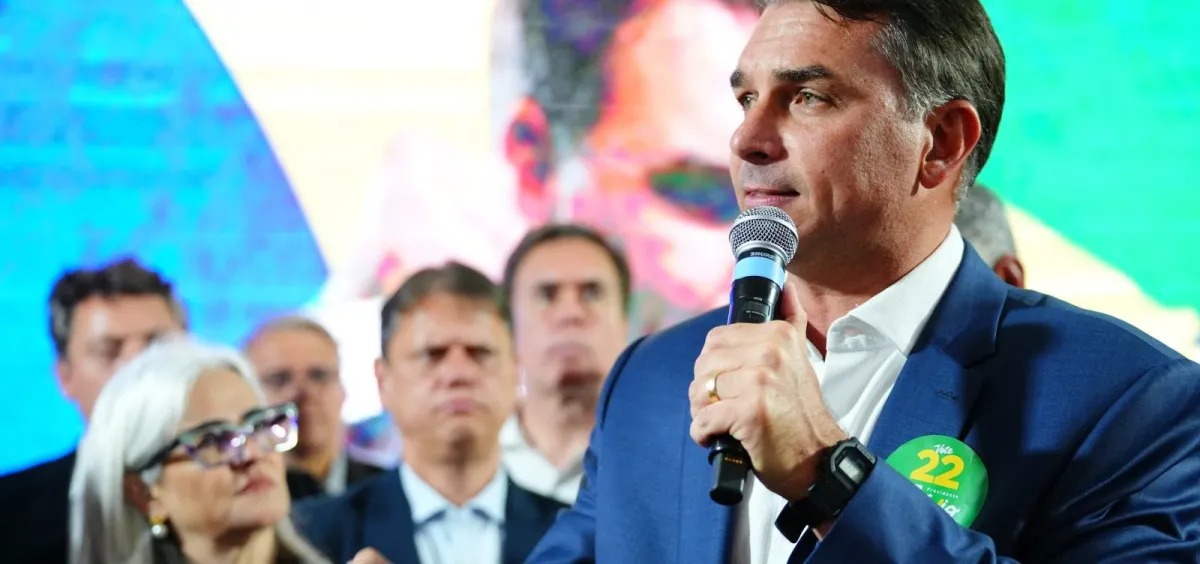 Flávio Bolsonaro recua e diz que vai ao debate Band