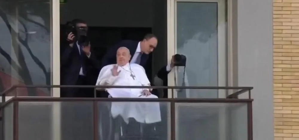 Papa Francisco recebe alta e faz primeira aparição pública após quase 40 dias internado