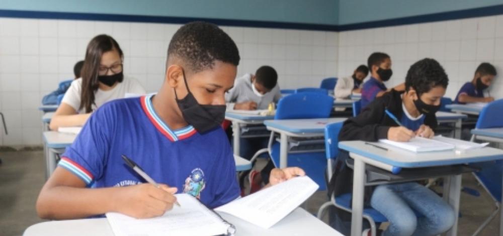 Governo do estado exigirá comprovante de vacina para estudantes maiores de 18 anos