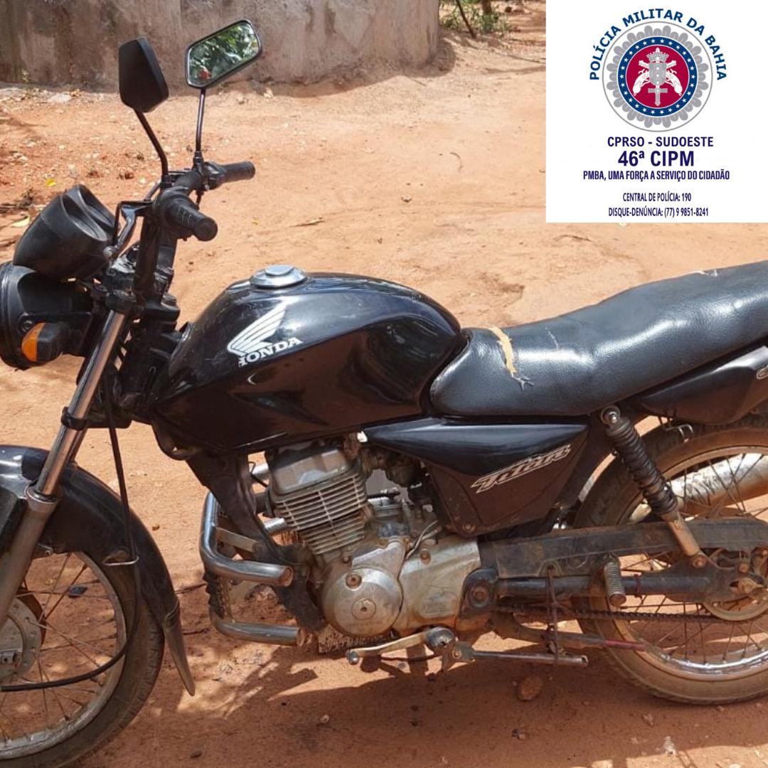 Moto com restrição de roubo é apreendida pela PM em Botuporã