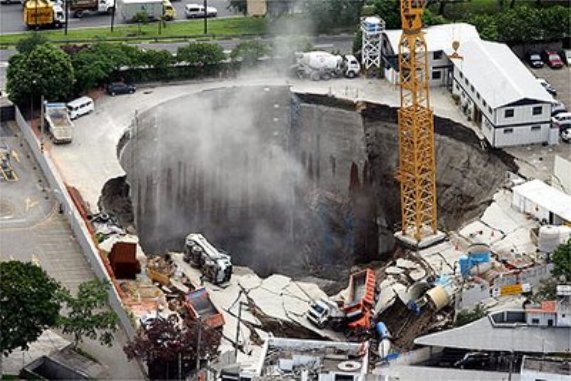 Asfalto cede e cratera gigantesca abre próximo ao metrô de São Paulo