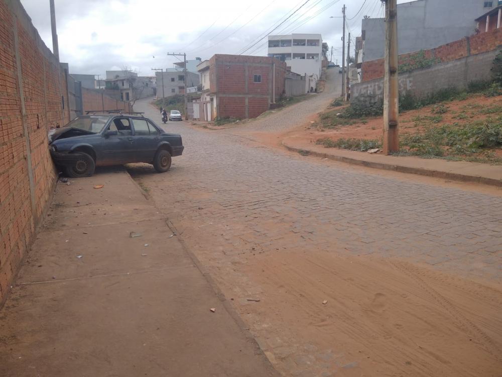 Motorista esquece de usar freio de mão, carro desce ladeira, e bate em muro em Caetité