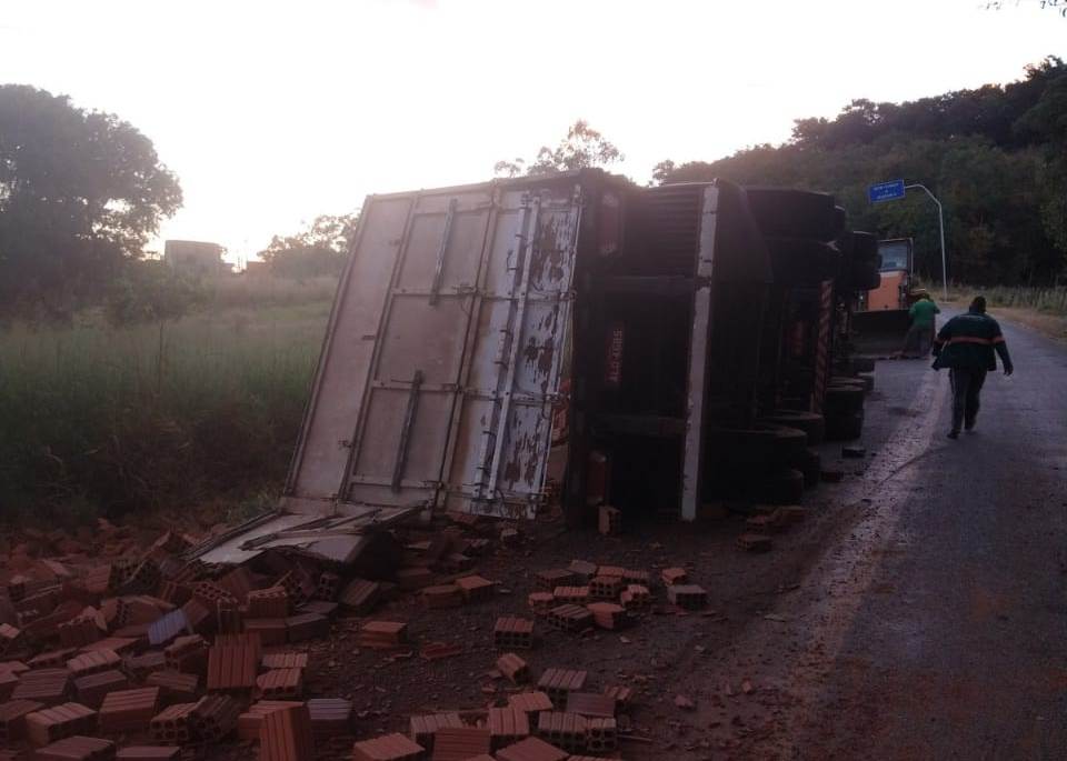 Carreta carregada com blocos tomba na BR-430, em Igaporã