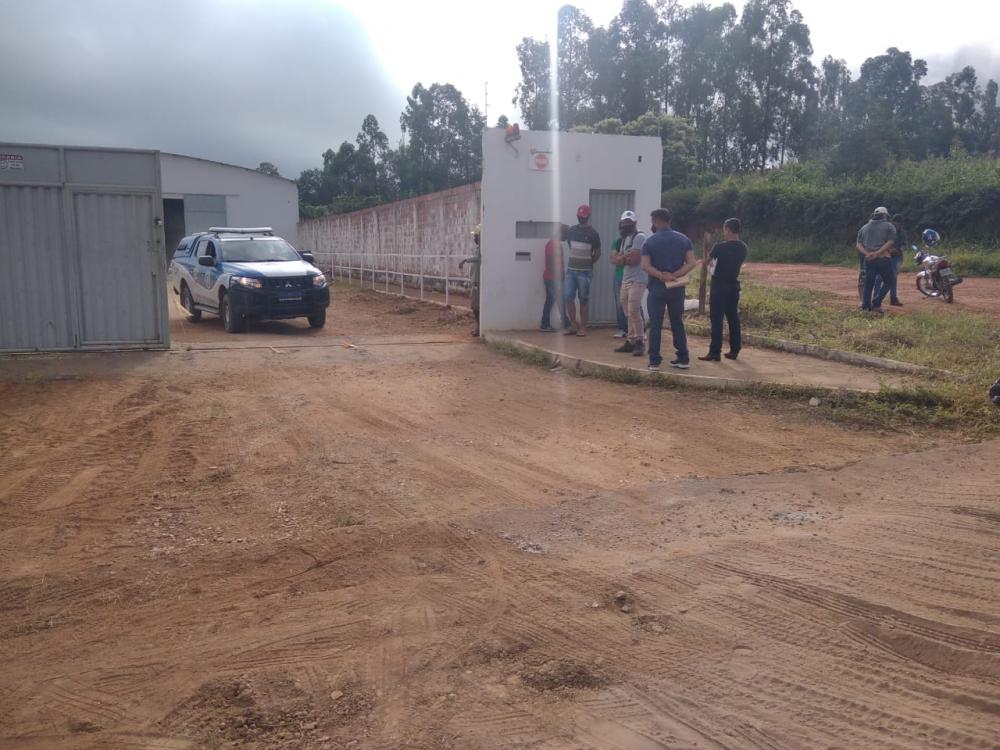 Caetité: por contratação de mão de obra local, trabalhadores fazem protesto em frente à empresa LT Sul