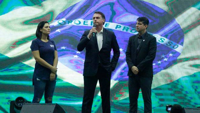 Bolsonaro admite que exagerou ao chamar alunos de 'idiotas úteis' e cobra Centrão