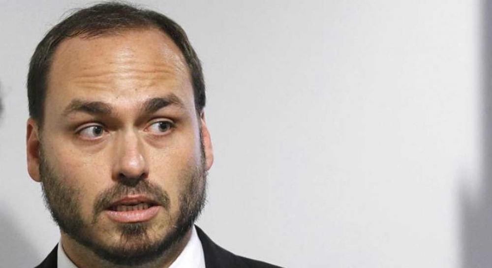 Carlos Bolsonaro distribui bônus generosos a servidores suspeitos de participar de 'rachadinha', diz revista