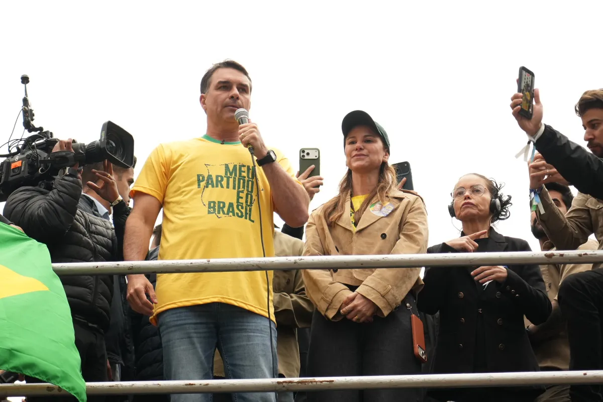 Flávio Bolsonaro fará primeiro ato de campanha na Bahia em Vitória da Conquista