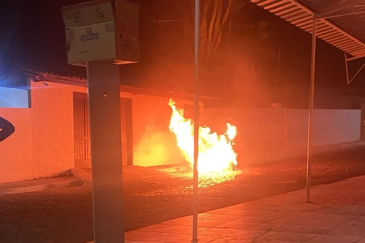 Carro do prefeito de Botuporã é incendiado por homem encapuzado