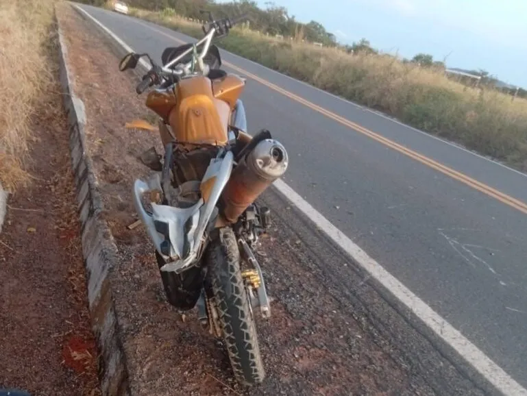Acidente entre caminhão e moto deixa jovem ferido na BR‑122 em Candiba