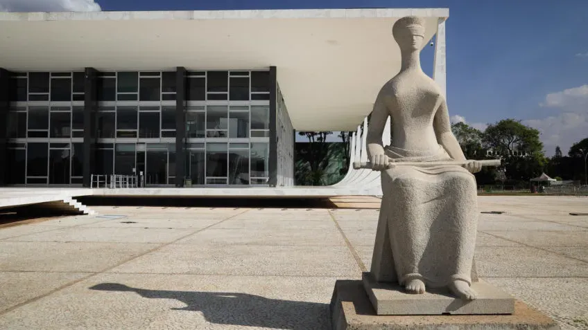 Homem é detido após deixar mochila suspeita perto do STF, em Brasília