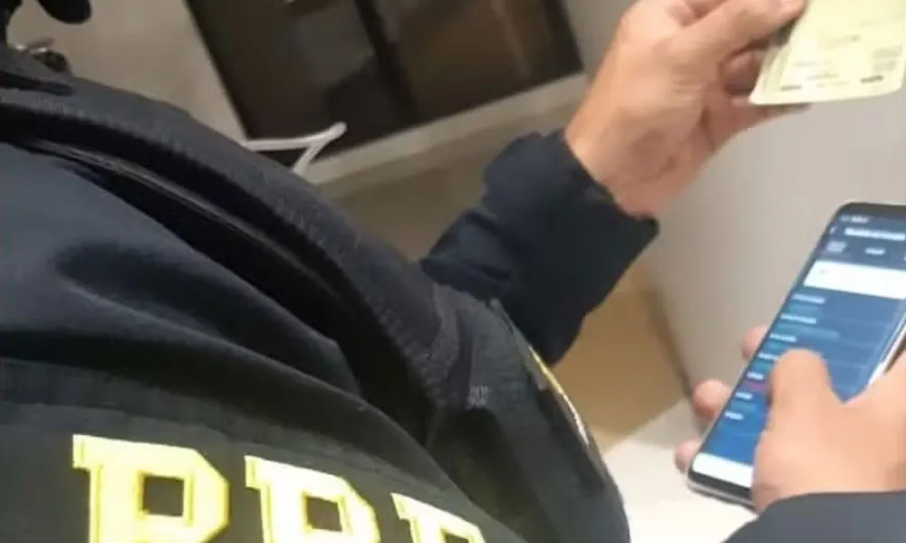 Região: Falsa médica é presa durante abordagem da PRF