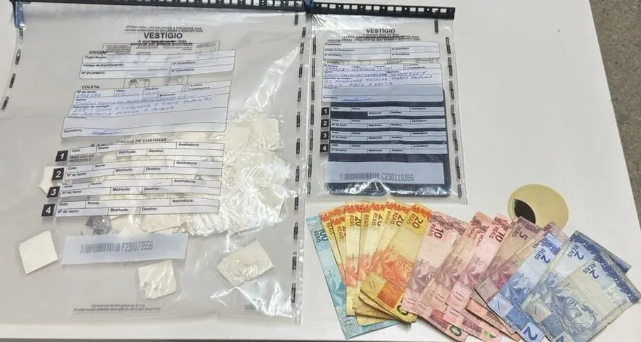 Homem é preso com 155 papelotes de cocaína em Oliveira dos Brejinhos
