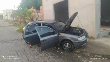 Carro pega fogo após tentativa de furto no bairro Alto Caiçara, em Guanambi