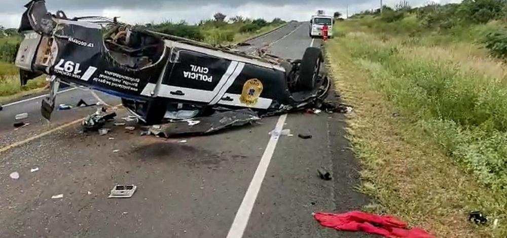 Policiais morrem após viatura capotar na BA-233