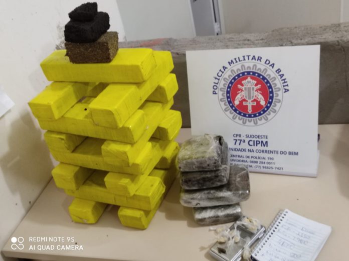 PM encontra 24 tabletes de maconha e haxixe em Vitória da Conquista