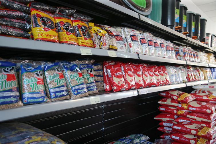 Em oito capitais, novo valor do salário mínimo não compra duas cestas básicas
