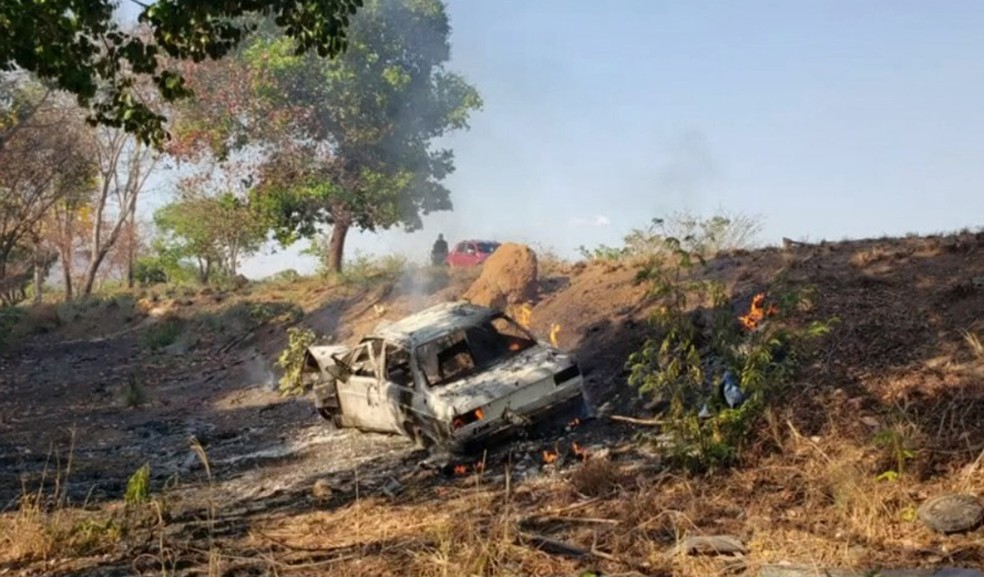 Após bater em árvore, carro pega fogo na cidade de Barreiras 