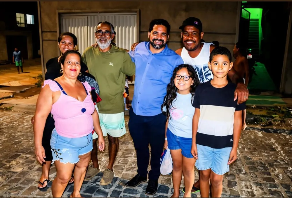 Dênis Teixeira promove ação solidária com doação de roupas no Residencial dos Pássaros, em Guanambi