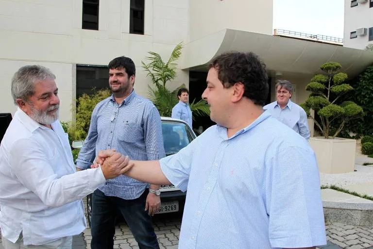 Caso Lulinha reduz vantagem de Lula sobre Flávio Bolsonaro em pesquisas internas do PT