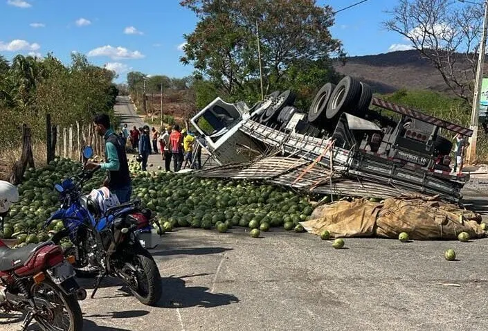 Caminhão carregado com cocos capota e motorista fica ferido em Urandi