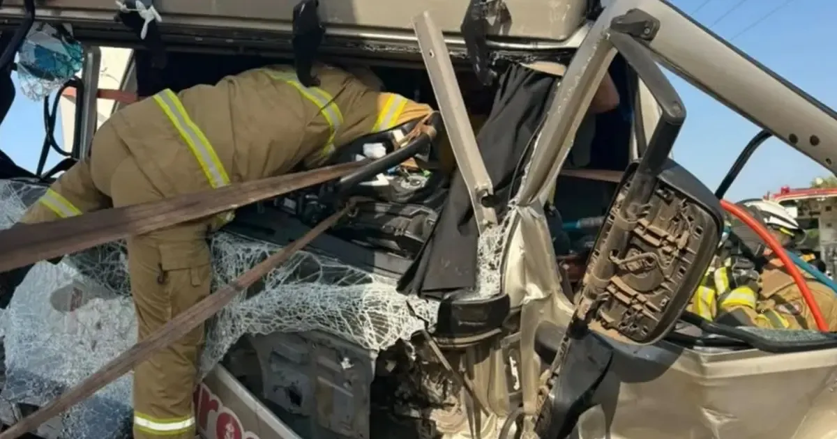 Colisão entre caminhões deixa motorista preso às ferragens em Coribe