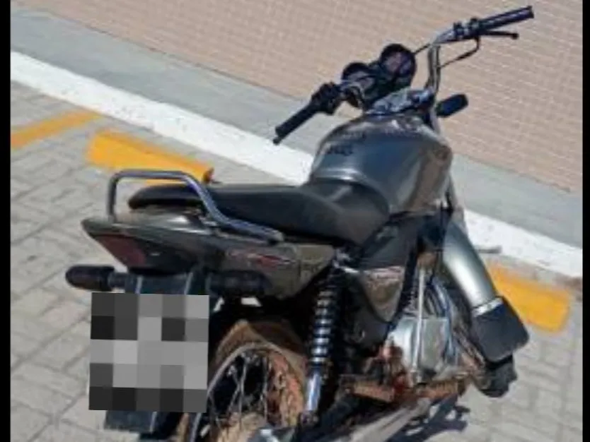 Menor é flagrado empinando moto no centro de Pindaí e veículo acaba apreendido