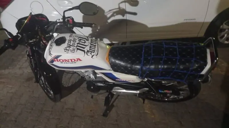 PM apreende motocicleta com escapamento alterado em Guanambi