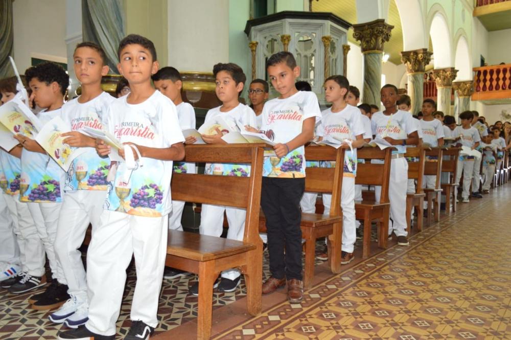 Igreja católica promoveu celebração eucarística para 96 crianças de Caetité