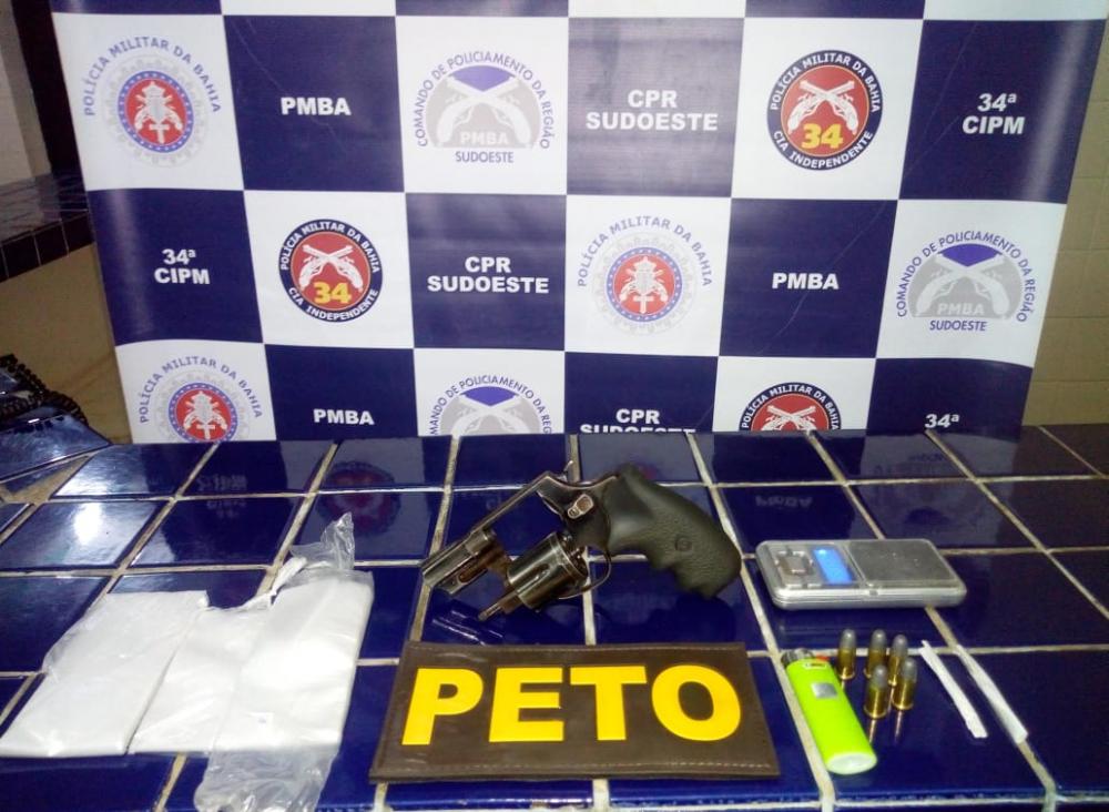 Dupla é detida por porte ilegal de arma de fogo em Brumado 