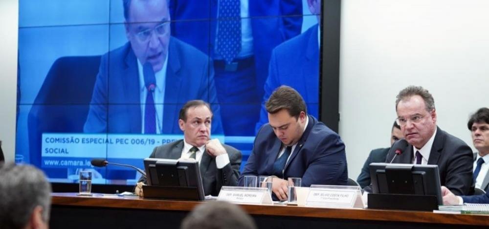 Comissão deve votar reforma da Previdência hoje