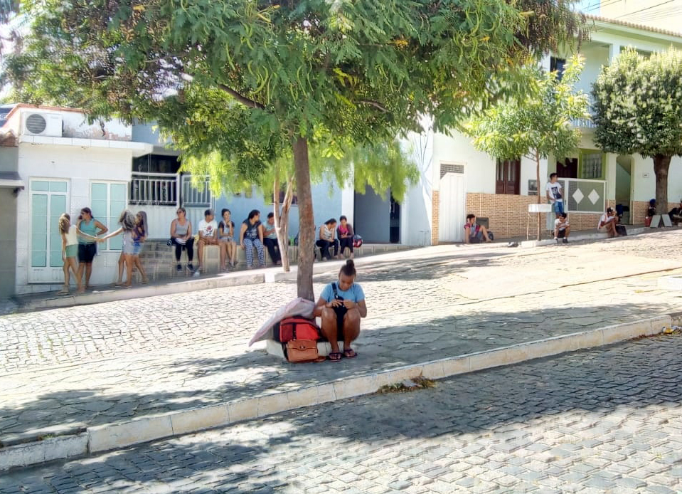 Caetité: Pais e alunos formam filas para conseguir vagas nas escolas estaduais