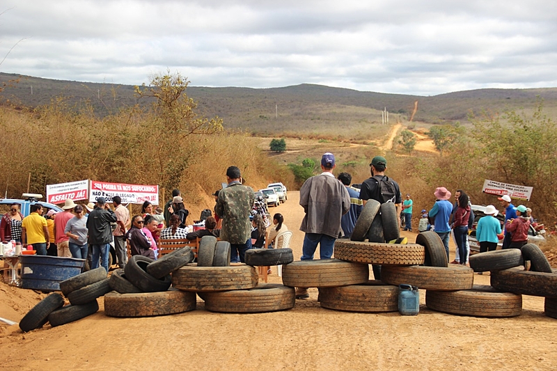 Licínio de Almeida: Em protesto por melhorias, moradores da zona rural interditam BA-156 