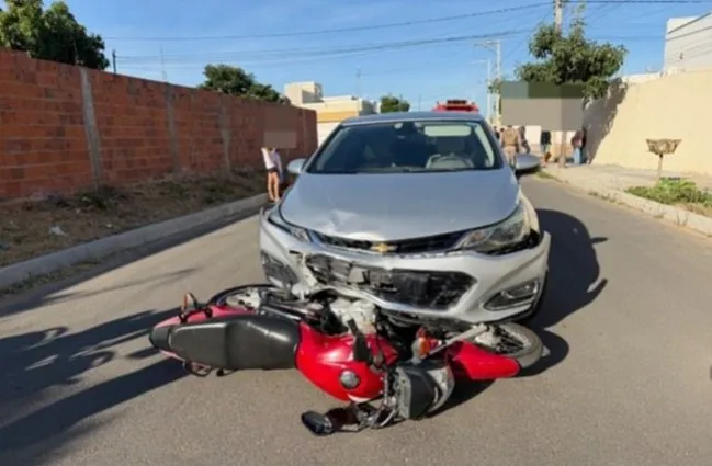 Mulher fica ferida após colisão entre moto e carro no bairro Ipanema, em Guanambi