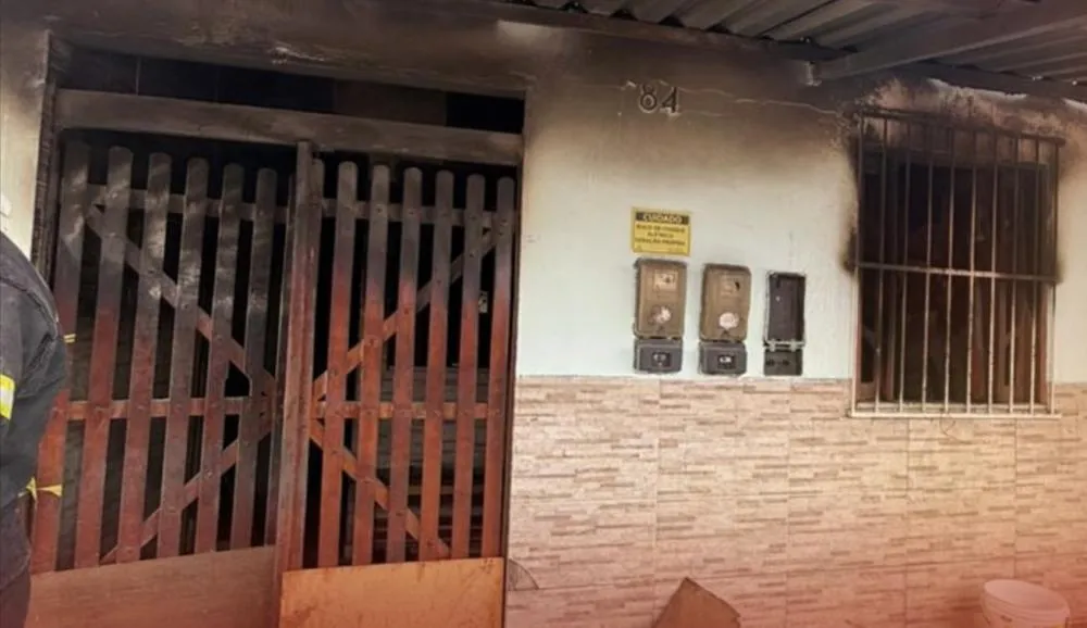 Incêndio residencial mobiliza bombeiros em Vitória da Conquista