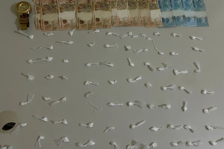 PM apreende drogas em Condeúba