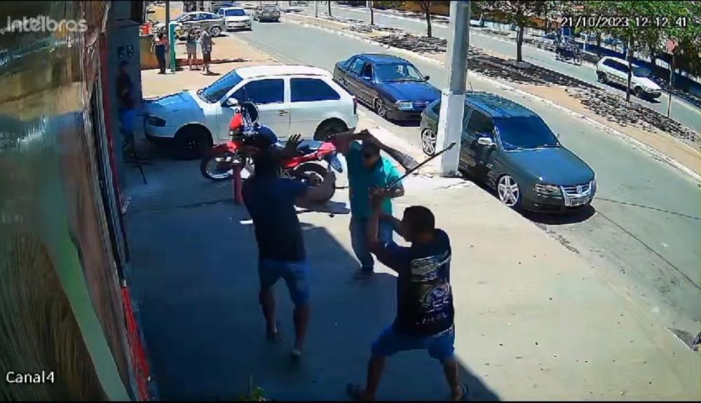 Caetité: Homem agredido com barra de ferro e golpes de facão, esfaqueia desafeto no tórax 