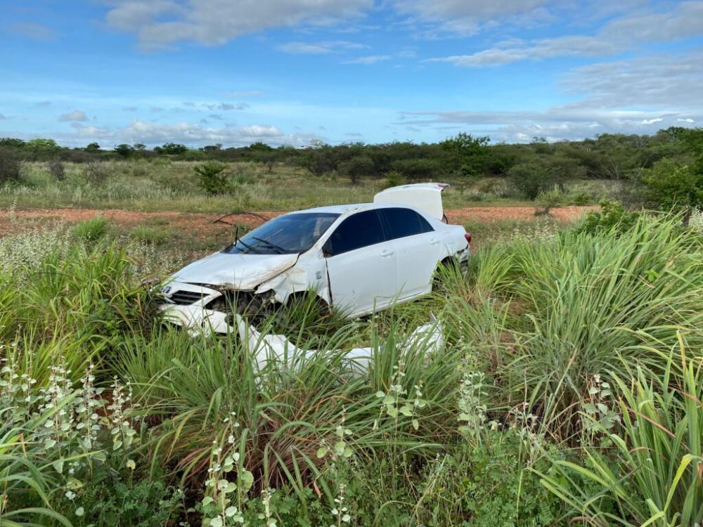 Carro de Guanambi capota na BA-148 após fechamento por carreta em Livramento de Nossa Senhora