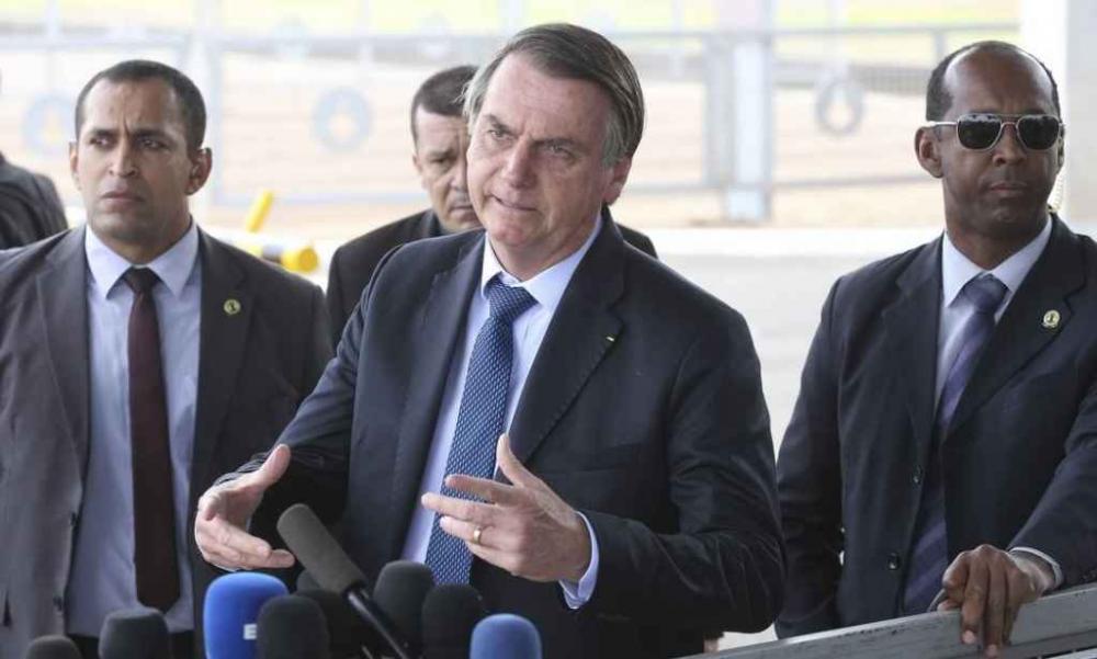 Bolsonaro pressiona governadores por reabertura da economia e diz que Brasil está virando 'país de pobre'