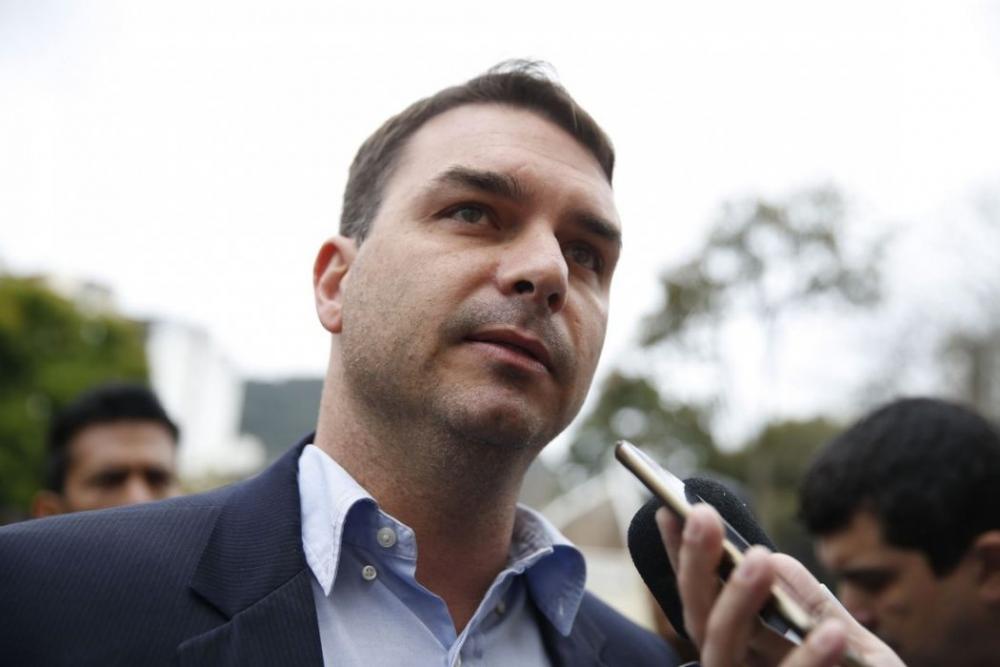 Após movimentações suspeitas, Flávio Bolsonaro muda estratégia de comunicação