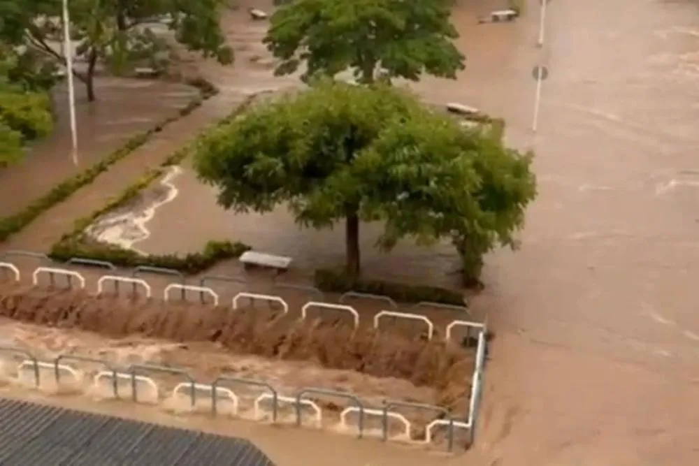 Inmet emite alerta laranja de chuvas para 43 cidades da Bahia