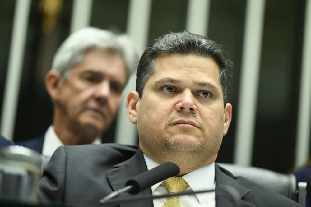 Alcolumbre promulga Lei da Dosimetria que pode reduzir pena de Bolsonaro