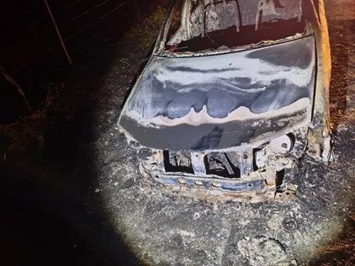 Veículo carbonizado é encontrado na BR-122, em Urandi