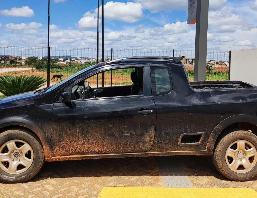 Carro roubado é recuperado pela Polícia Militar em Caculé