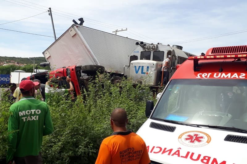 Caminhão é atingido por trem após motorista tentar atravessar linha férrea em Brumado