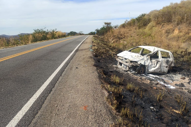 Rio do Antônio: Carro capota e pega fogo na BR-030; motorista está em estado grave
