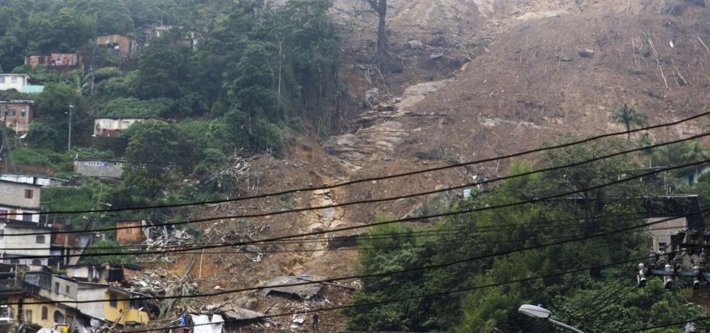 Número de mortos em Petrópolis chega a 104; bombeiros não conseguem estimar total de vítimas