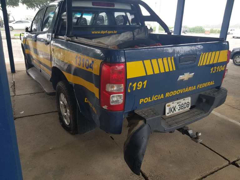 Bahia: Condutor embriagado faz ultrapassagem proibida, colide em viatura da PRF e foge do local de acidente